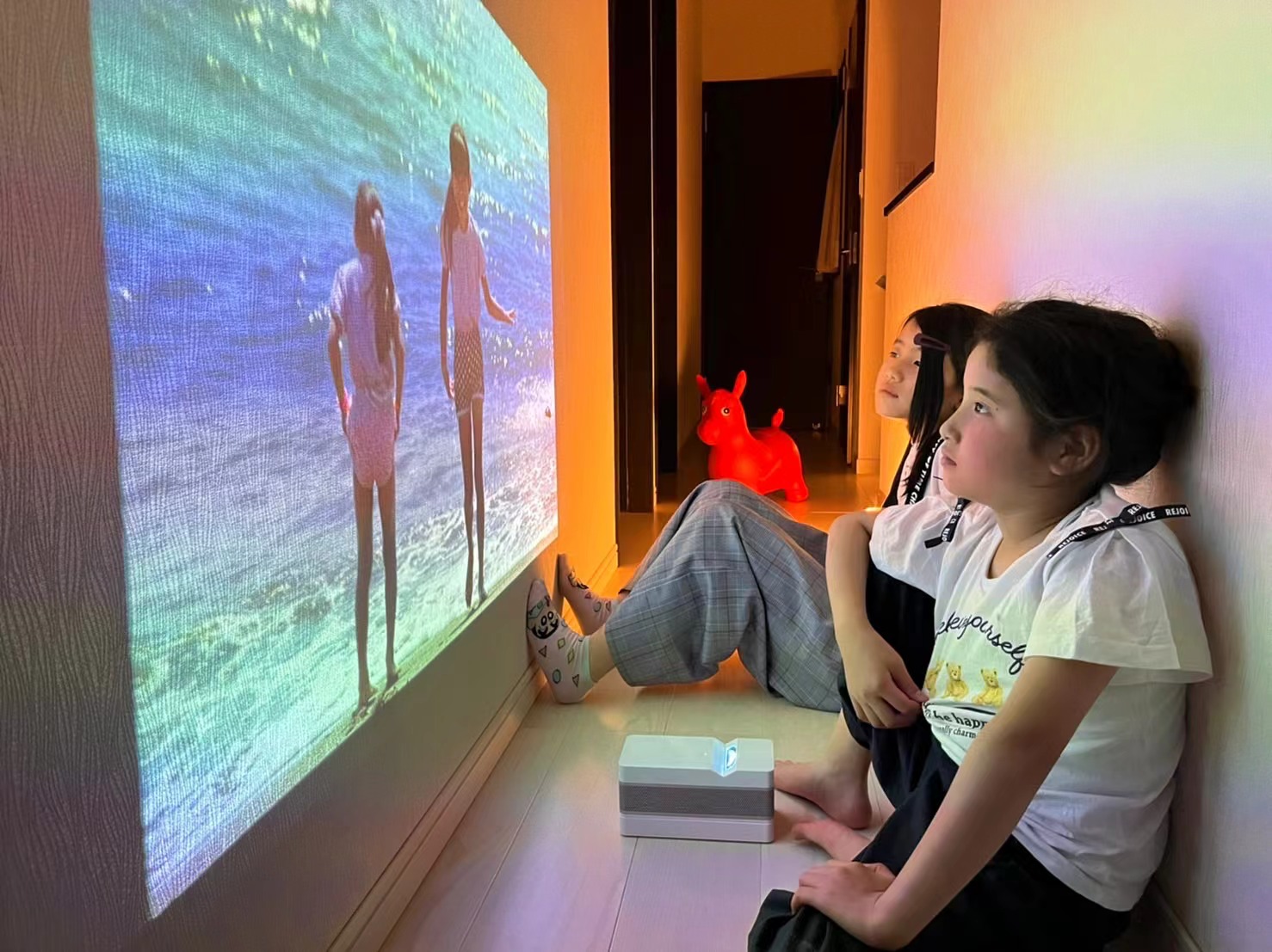 壁から45cmの距離で100インチの大画面投影ができる