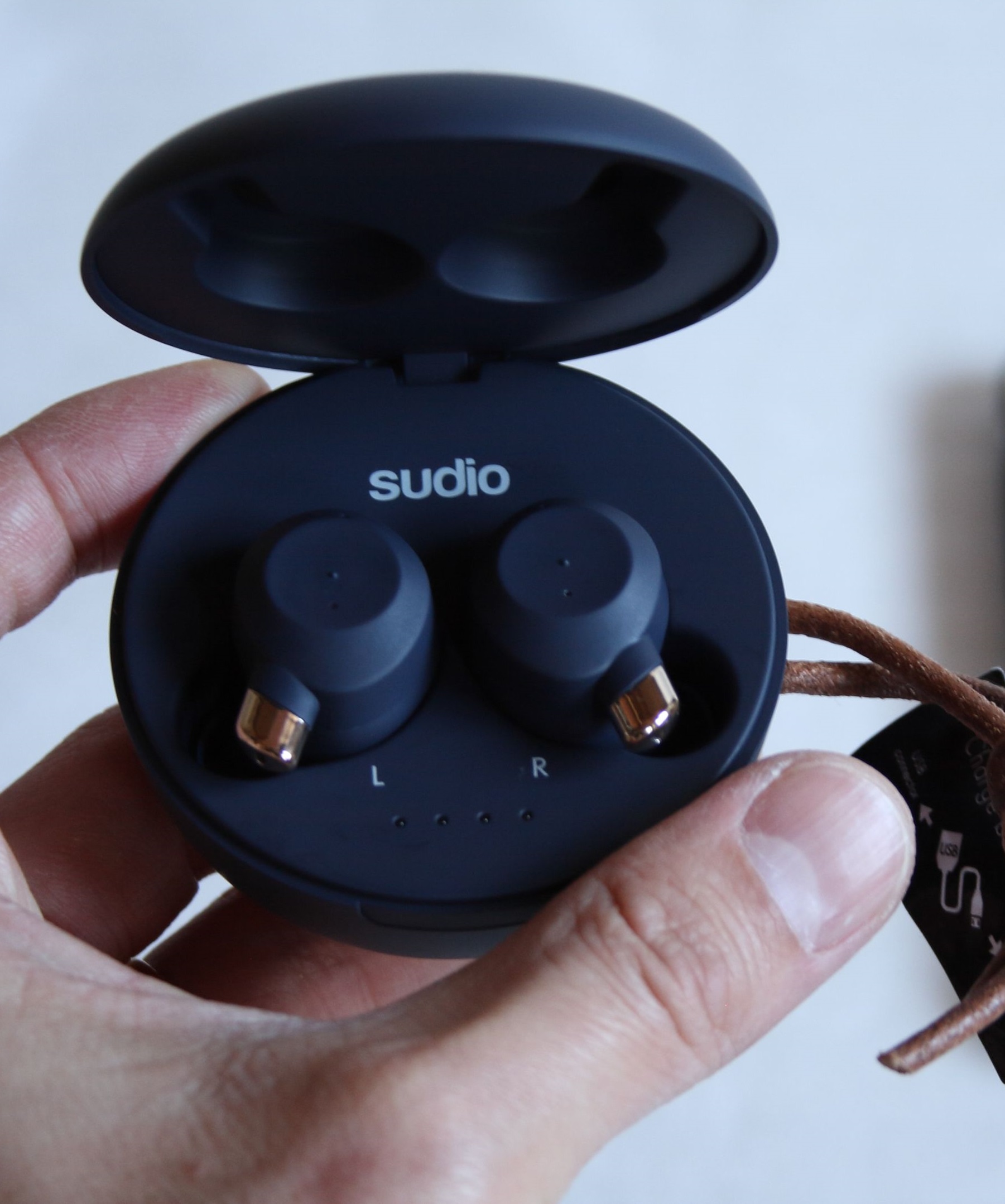 Sudio Femレビュー】北欧ブランドのワイヤレスイヤホンは、デザイン