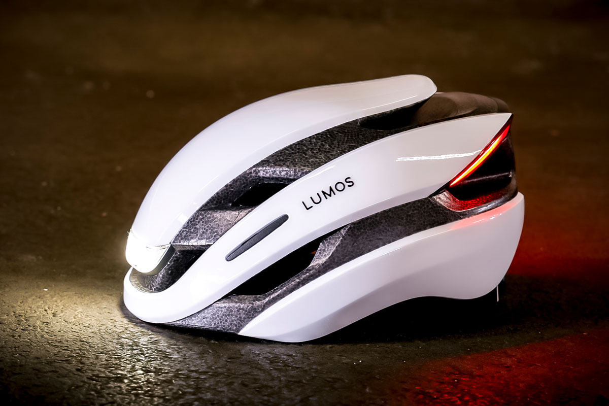 フロント・リアLEDライトなどを搭載した次世代自転車用ヘルメット【LUMOS Ultra】