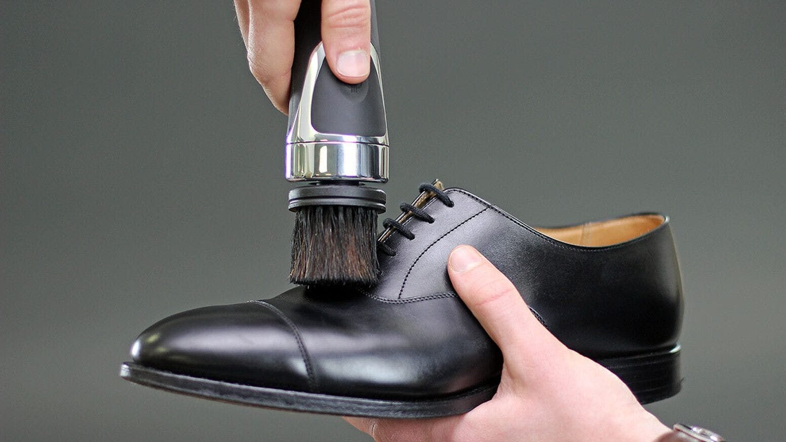靴も大事な身だしなみ。靴磨きをもっと手軽にポータブル電動靴磨き【Equerry】