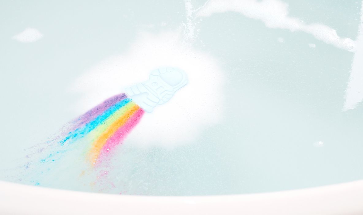 お湯に浮かべると虹が出てくる入浴剤【Rainbomb】