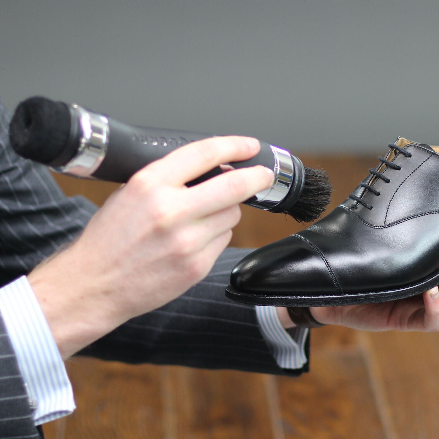 靴も大事な身だしなみ。靴磨きをもっと手軽にポータブル電動靴磨き【Equerry】