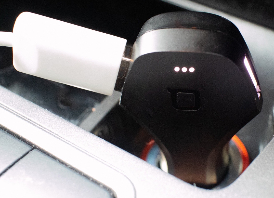 室内, 座っている, 自動車 が含まれている画像自動的に生成された説明ズース　スマートカーチャージャー　USB充電