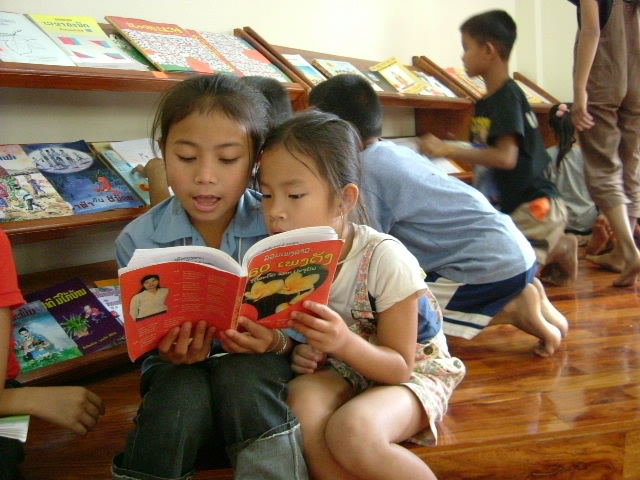 ラオスにある学校図書室12カ所へ新しい本のセットを 届けるため、書き損じ・使い残しハガキ等を募集！